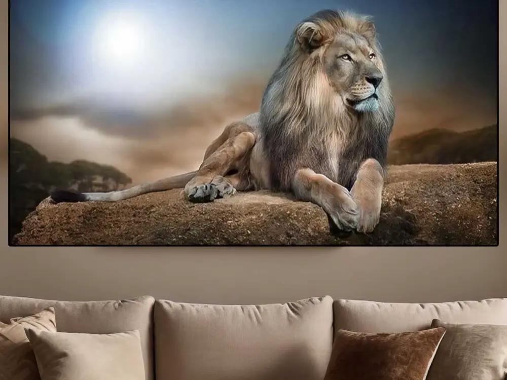 Toile lion souverain au repos accrochée au-dessus d’un canapé